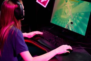 girl playing esports