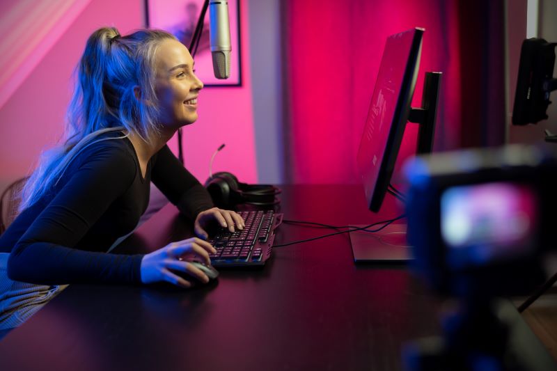 woman playing esports